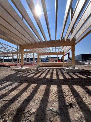 Bild einer Holzkonstruktion für eine Lagerhalle